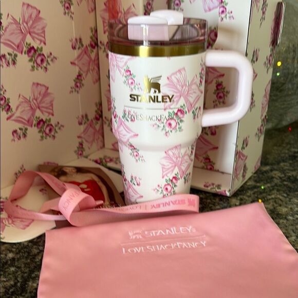 LoveShackFancy x Stanley 20oz Quencher - Picture 10 of 16